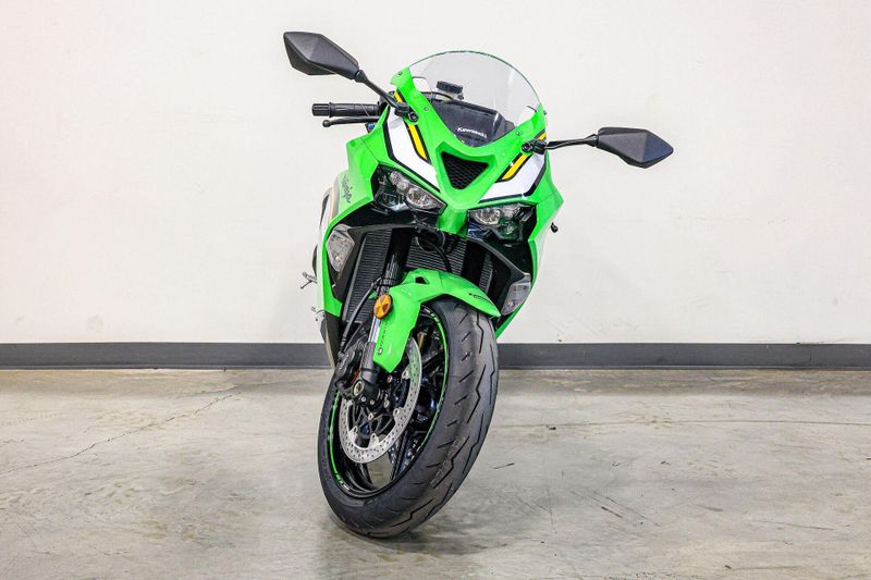 2025 Kawasaki NINJA ZX6R KRT EDITION LIME GREEN AND EBONY AND PEARL BLIZZARD WHITEImage 3