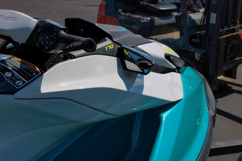 2025 SEADOO GTI SE 130 WITH SOUND SYSTEM IDF TEAL BLUE AND MANTA GREEN Image 9