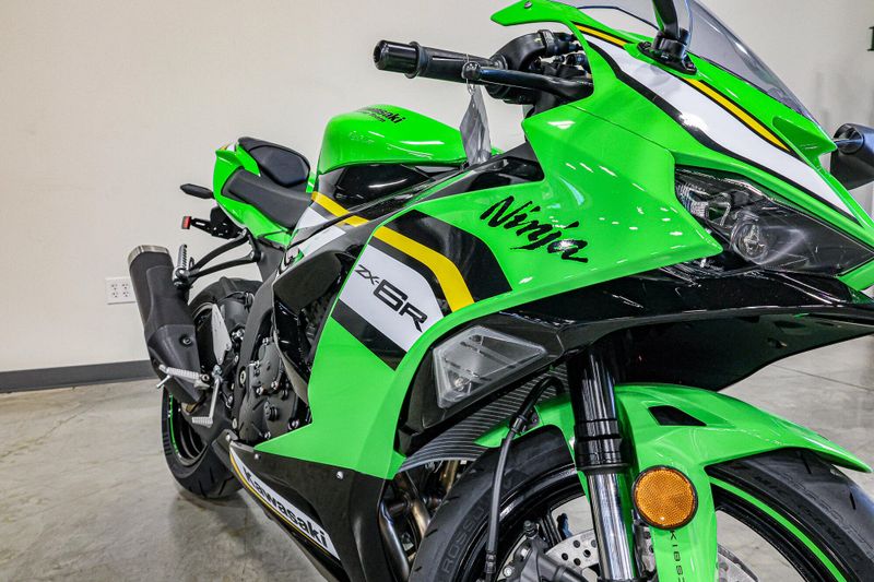 2025 Kawasaki NINJA ZX6R KRT EDITION LIME GREEN AND EBONY AND PEARL BLIZZARD WHITEImage 6