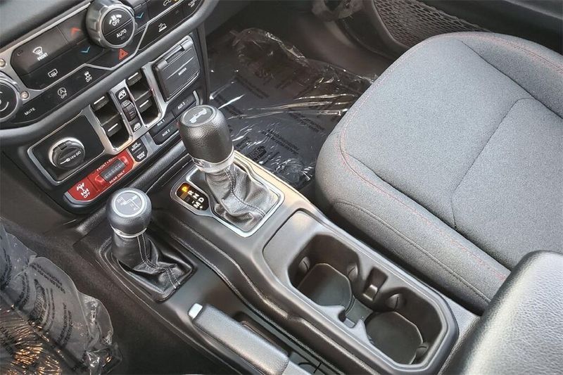 2024 Jeep Wrangler Rubicon photo 17