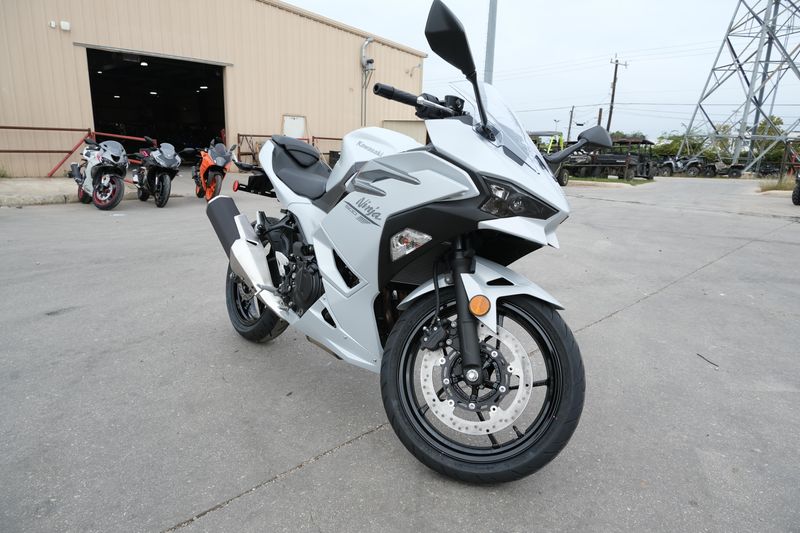 2025 Kawasaki NINJA 500 METALLIC MATTE WHITISH SILVER AND METALLIC MOONDUST GRAYImage 20