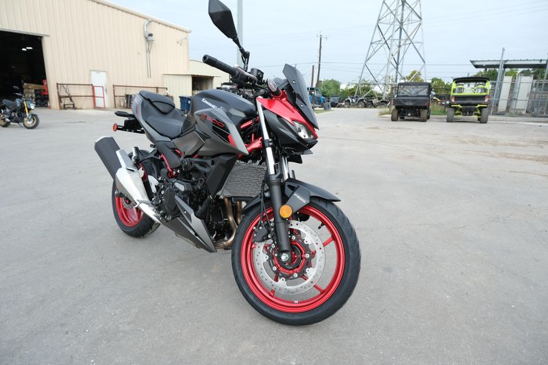 2025 Kawasaki Z500 SE ABS CANDY PERSIMMON RED AND METALLIC FLAT SPARK BLACK AND METALLIC MATTE GRAPHENESTEEL GRAYImage 7