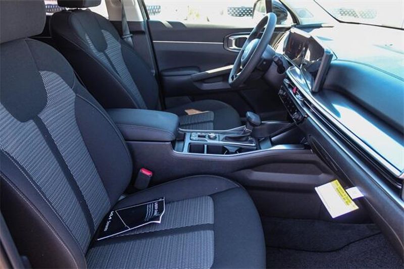 2025 Kia Sorento LXImage 9