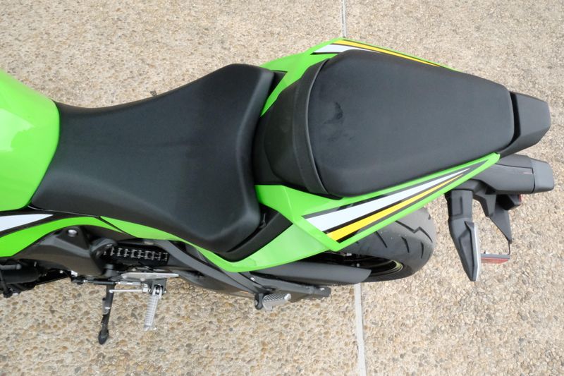 2025 Kawasaki NINJA ZX6R KRT EDITION LIME GREEN AND EBONY AND PEARL BLIZZARD WHITEImage 11