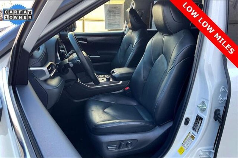 Used 2023 Toyota Highlander LimitedImage 24