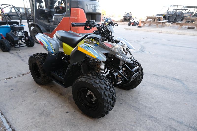 2019 Polaris OUTLAW 50 AVALANCHE GREYLIME SQUEEZEImage 2