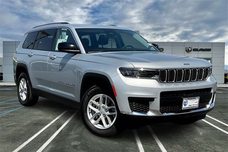 2023 Jeep Grand Cherokee L LaredoImage 12