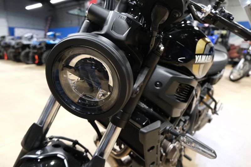 2023 Yamaha XSR700 RAVENImage 12