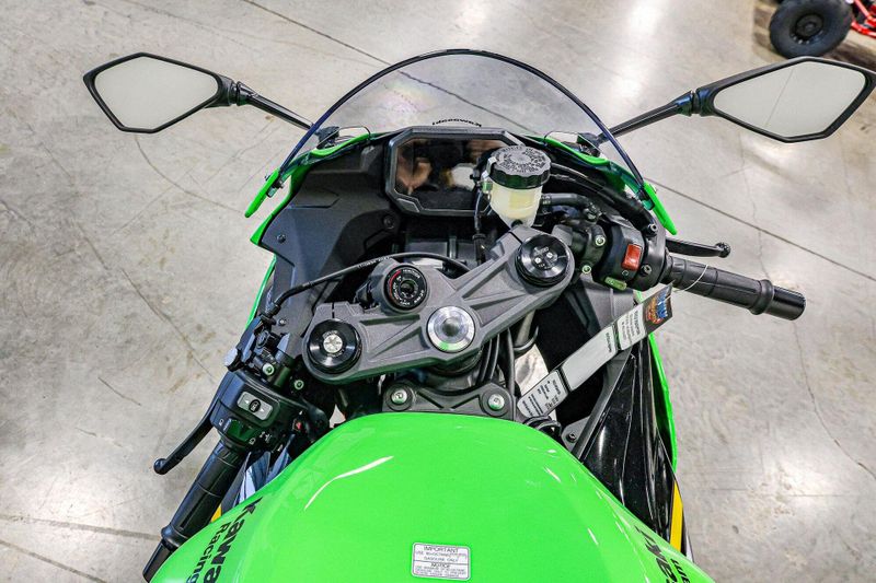 2025 Kawasaki NINJA ZX6R KRT EDITION LIME GREEN AND EBONY AND PEARL BLIZZARD WHITEImage 8