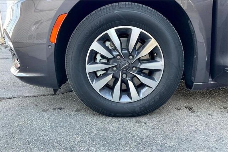 2023 Chrysler Pacifica Hybrid LimitedImage 7