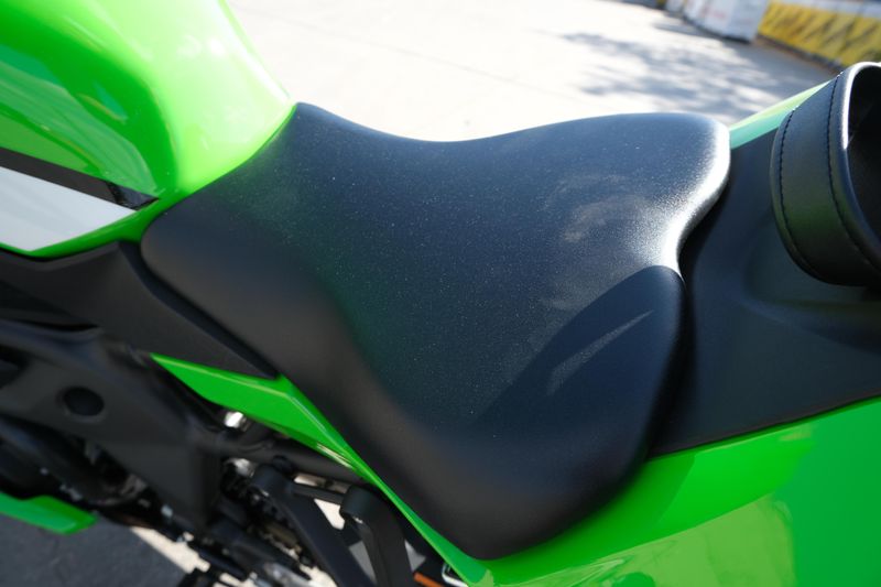 2025 Kawasaki NINJA 500 KRT EDITION LIME GREEN AND EBONY AND PEARL BLIZZARD WHITEImage 26