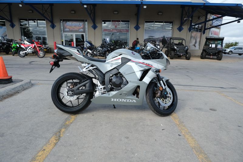 2025 Honda CBR600RR DEEP PEARL GRAYImage 32