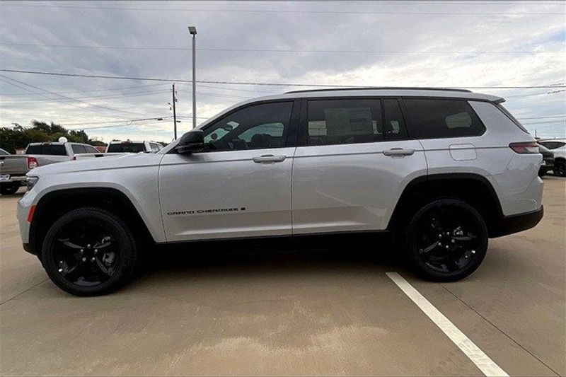 2024 Jeep Grand Cherokee L Limited 4x2Image 14