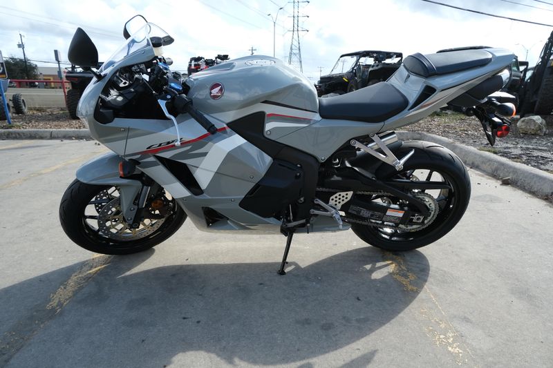 2025 Honda CBR600RR ABS DEEP PEARL GRAYImage 31