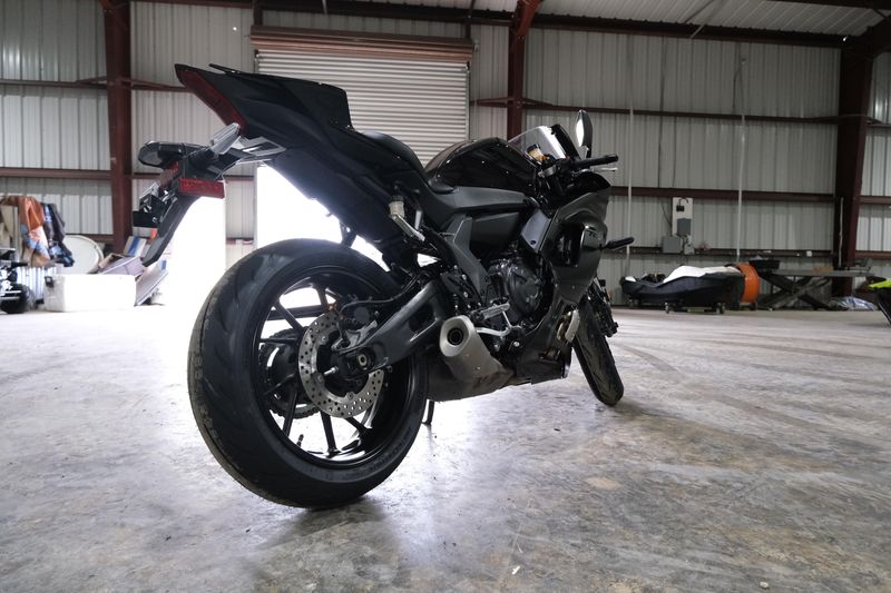 2025 Yamaha YZFR7 MATTE RAVEN BLACKImage 19