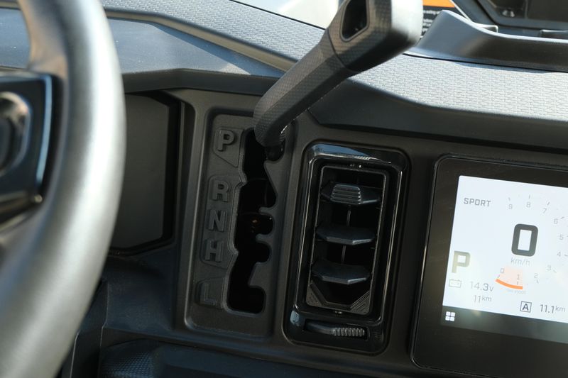 NEW 2026 CAN-AM DEFENDER MAX XT CAB HD11 WITH 1025 INCH TOUCHSCREEN Image 23