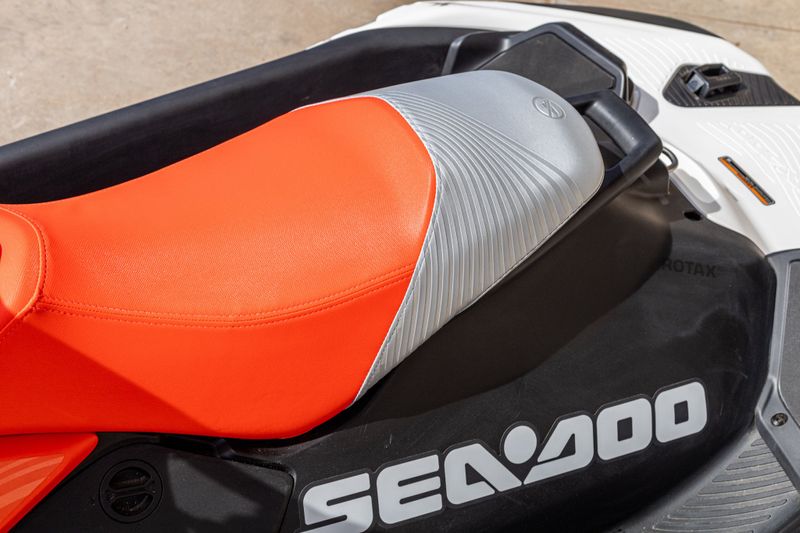 2024 SEADOO SPARK TRIXX 3UP 90HP WITH SOUND SYSTEM DRAGON RED AND WHITE Image 9