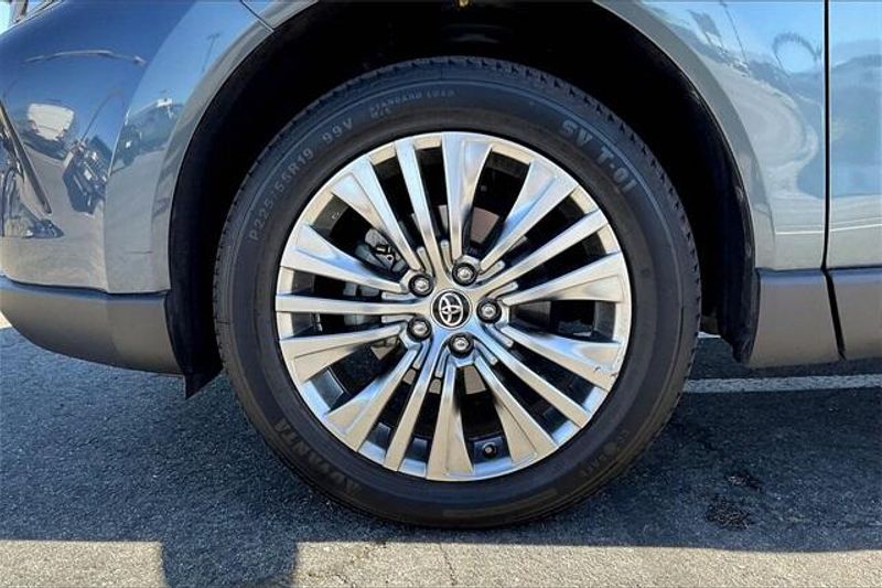Used 2022 Toyota Venza LimitedImage 8