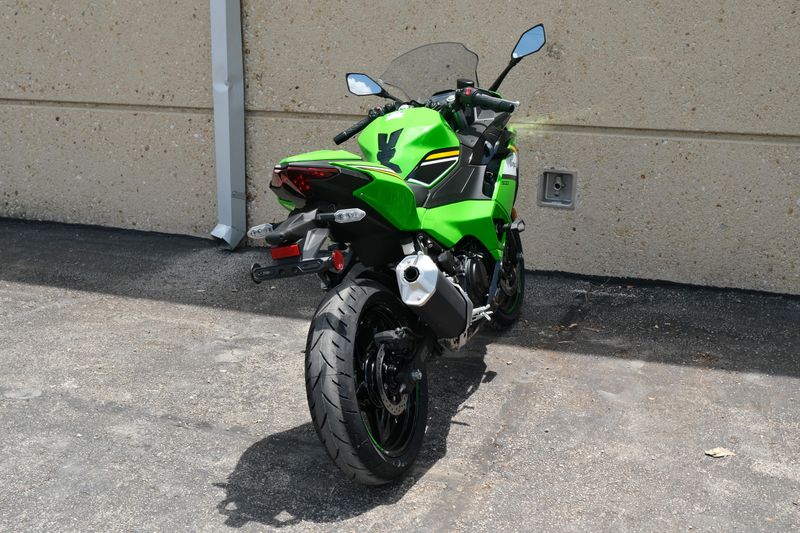 2025 Kawasaki NINJA 500 KRT EDITION SE ABS LIME GREEN AND EBONY AND PEARL BLIZZARD WHITE Image 4