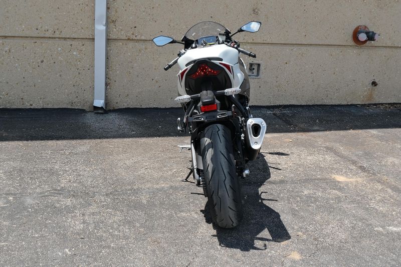 2025 Kawasaki NINJA ZX6R PEARL ROBOTIC WHITE AND METALLIC GRAPHITE GRAY Image 8