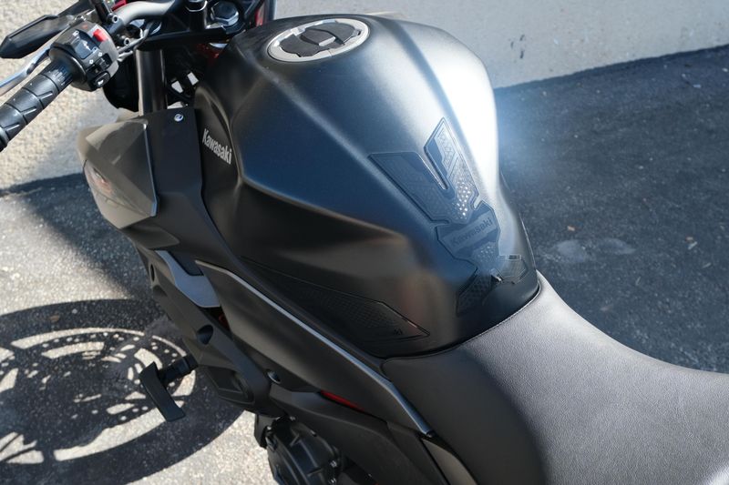 2025 Kawasaki Z500 SE ABS CANDY PERSIMMON RED AND METALLIC FLAT SPARK BLACK AND METALLIC MATTE GRAPHENESTEEL GRAY Image 14