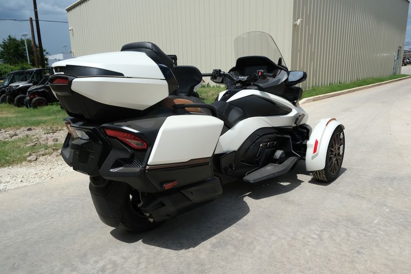 2024 Can-Am SPYDER RT SEATOSKY VEGAS WHITE SATINImage 13