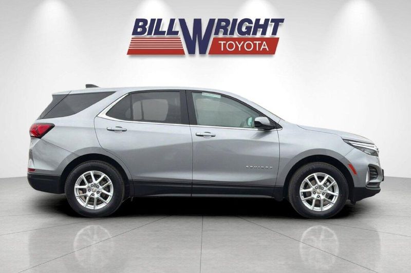 Used 2024 Chevrolet Equinox LTImage 2