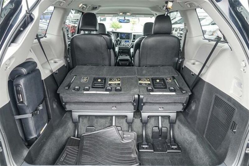 Used 2017 Toyota Sienna SEImage 26