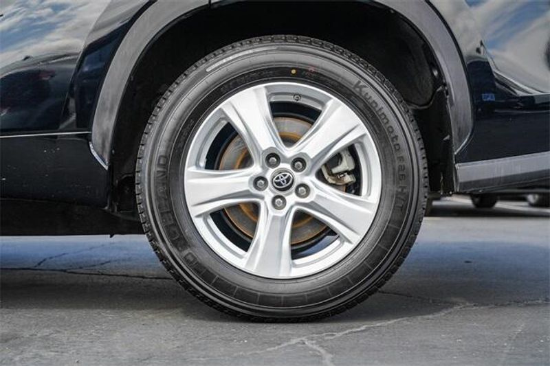 2023 Toyota Highlander LEImage 12