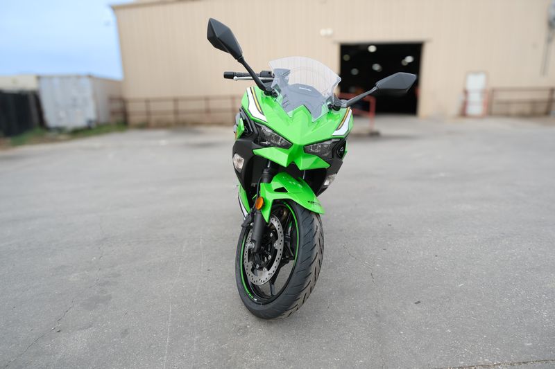 2025 Kawasaki NINJA 500 KRT EDITION LIME GREEN AND EBONY AND PEARL BLIZZARD WHITEImage 4