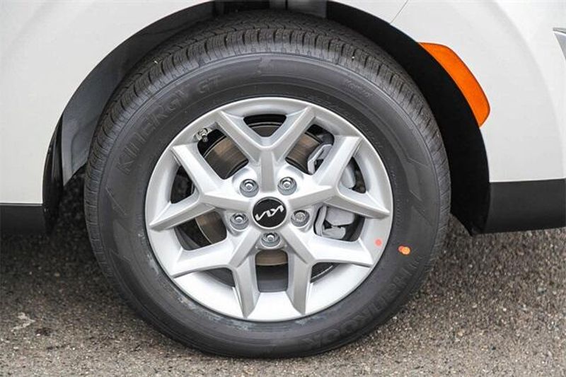 New 2025 Kia Soul LXImage 32