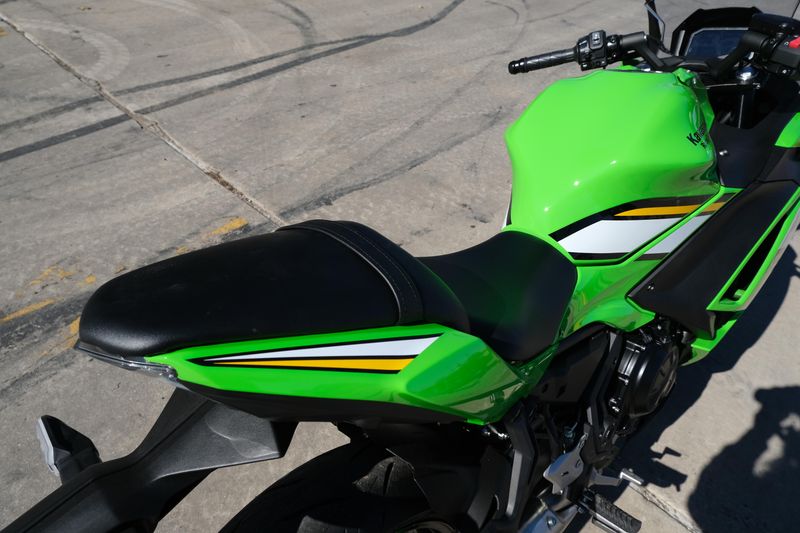 2025 Kawasaki NINJA 650 KRT EDITION ABS LIME GREEN AND EBONY AND PEARL BLIZZARD WHITEImage 9