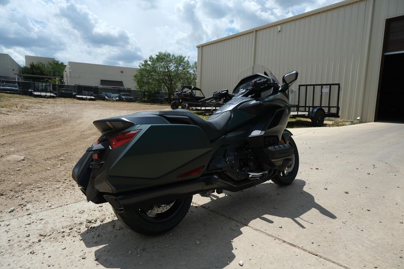 2024 Honda GOLDWING DCT MATTE ARMORED GREEN METALLICImage 11