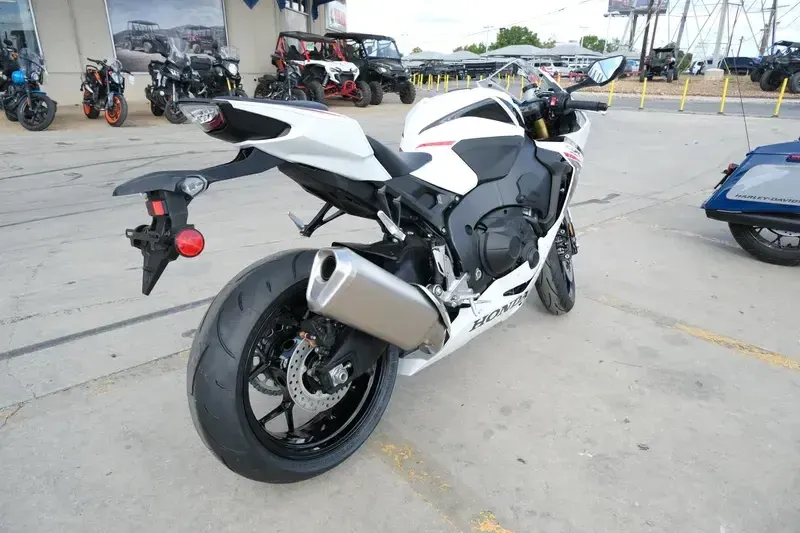 2025 Honda CBR1000RR PEARL WHITE Image 3