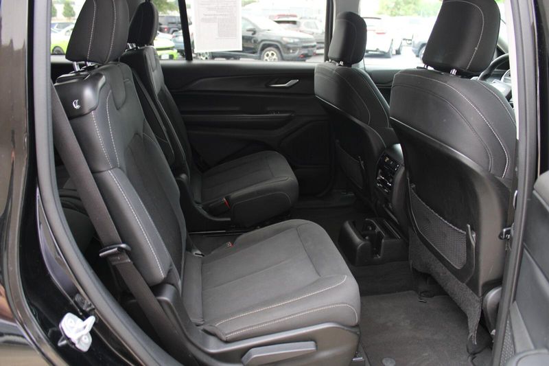 2023 Jeep Grand Cherokee Laredo photo 23
