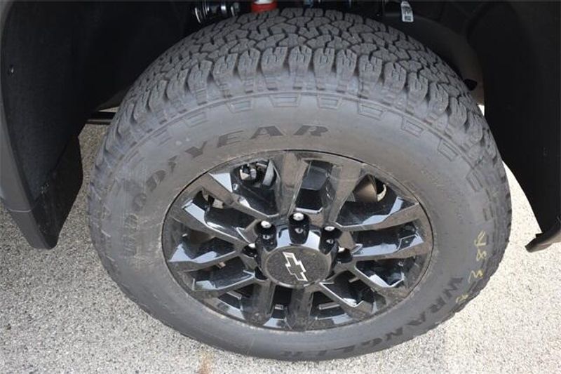 2025 Chevrolet Silverado 2500HD CustomImage 14