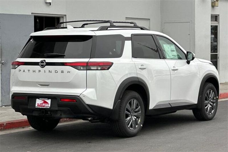 New 2025 Nissan Pathfinder SVImage 3