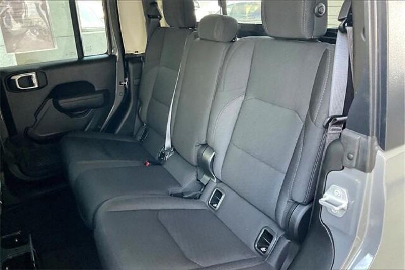 2022 Jeep Gladiator Willys photo 24