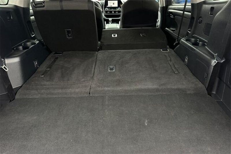 Used 2024 Toyota Highlander LEImage 14
