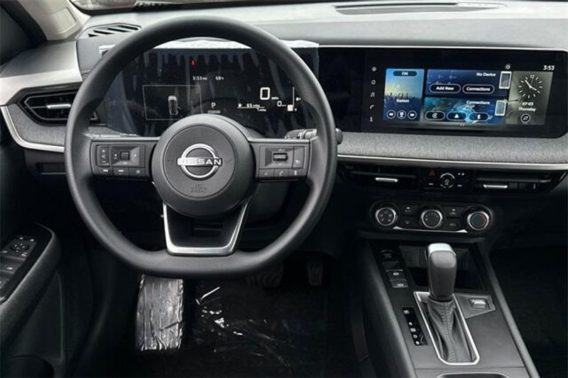 New 2025 Nissan Kicks SVImage 11