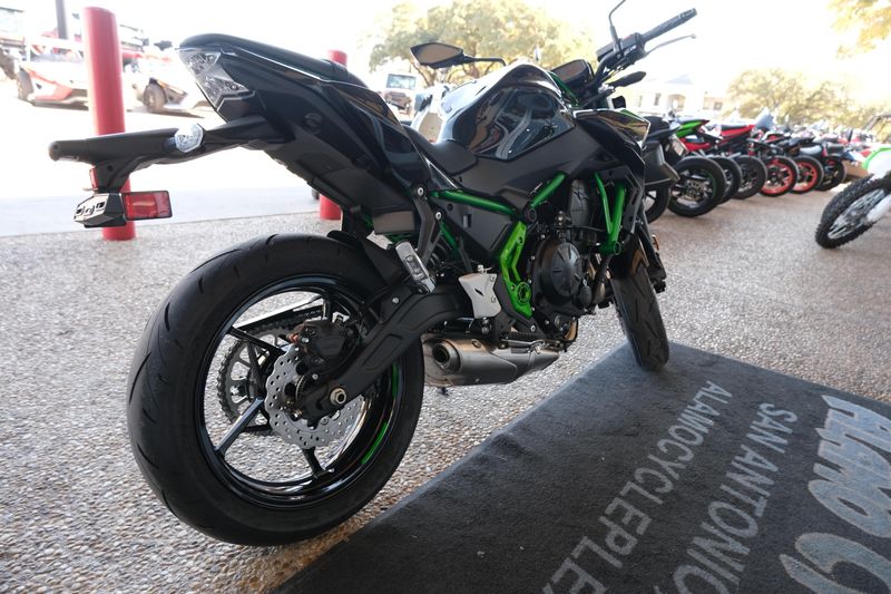 2025 Kawasaki Z650 ABS METALLIC SPARK BLACK AND GREENImage 16