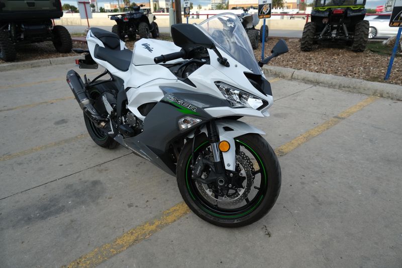 2021 Kawasaki NINJA ZX6R PEARL CRYSTAL WHITEImage 13