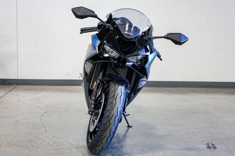 2025 Kawasaki NINJA ZX6R METALLIC MATTE DARK GRAY AND EBONYImage 3