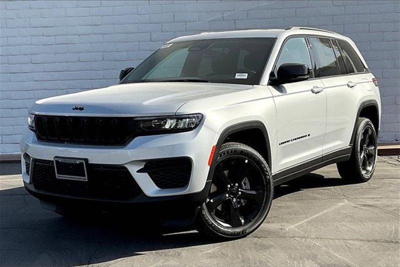 2023 Jeep Grand Cherokee Altitude 4x4 in a Silver Zynith exterior color and Global Blkinterior. Crystal Chrysler Jeep Dodge Ram (760) 507-2975 pixelmotiondemo.com 