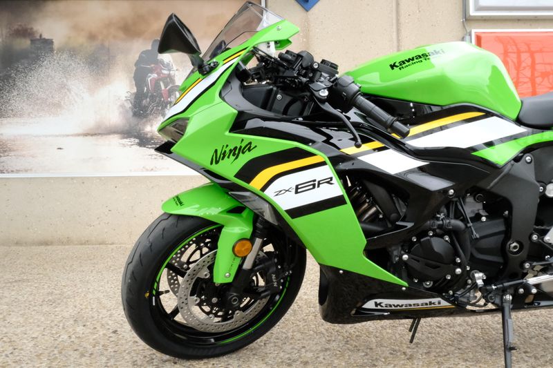 2025 Kawasaki NINJA ZX6R KRT EDITION LIME GREEN AND EBONY AND PEARL BLIZZARD WHITEImage 7