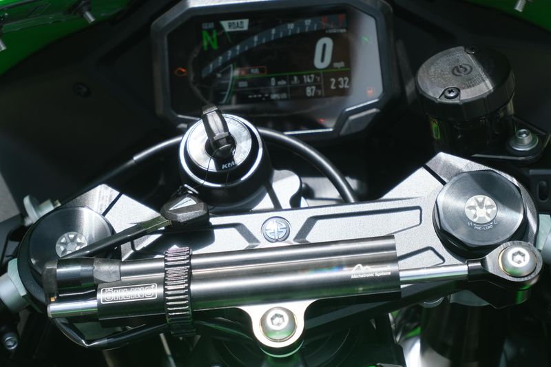 2025 Kawasaki NINJA ZX10R KRT EDITION LIME GREEN AND EBONY AND PEARL BLIZZARD WHITE Image 14