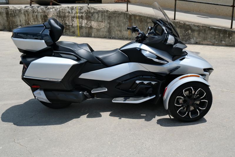 2024 Can-Am SPYDER RT LIMITED HYPER SILVER WITH PLATINUM Image 2