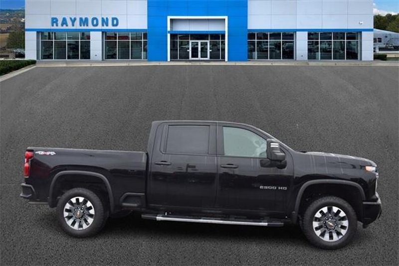 2024 Chevrolet Silverado 2500HD CustomImage 2