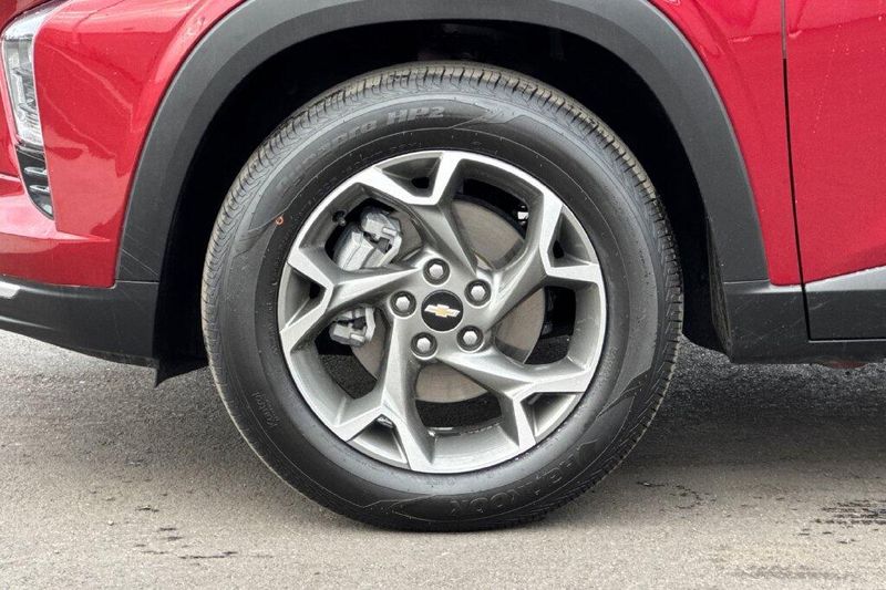 Used 2025 Chevrolet Trax LTImage 24