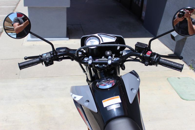 2025 Honda XR150L Image 2